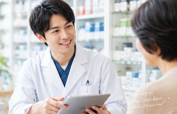 薬局で薬剤師がタブレットを持って患者さんと話している様子
